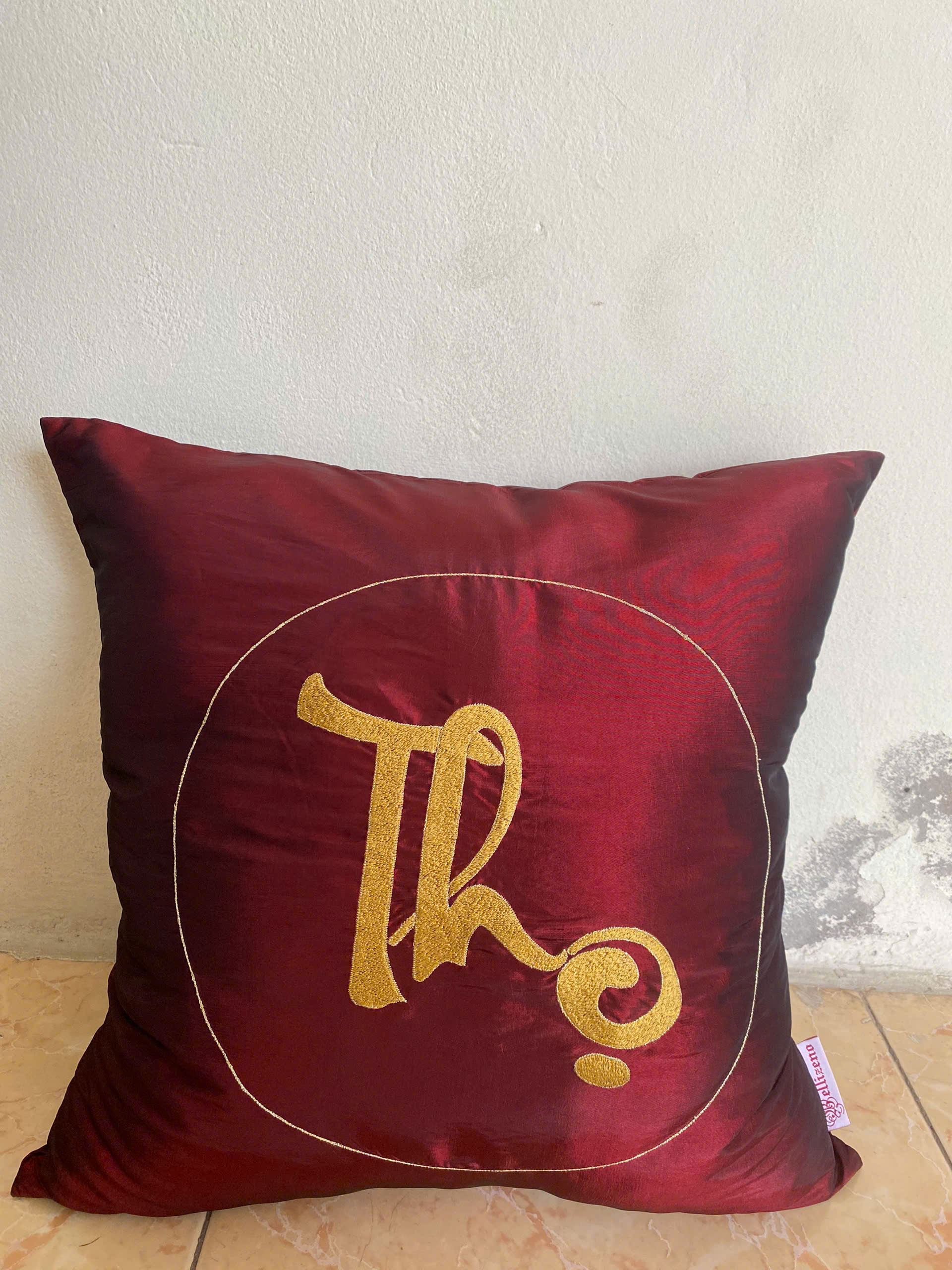 Gối sofa thêu chữ Thọ - đỏ mận