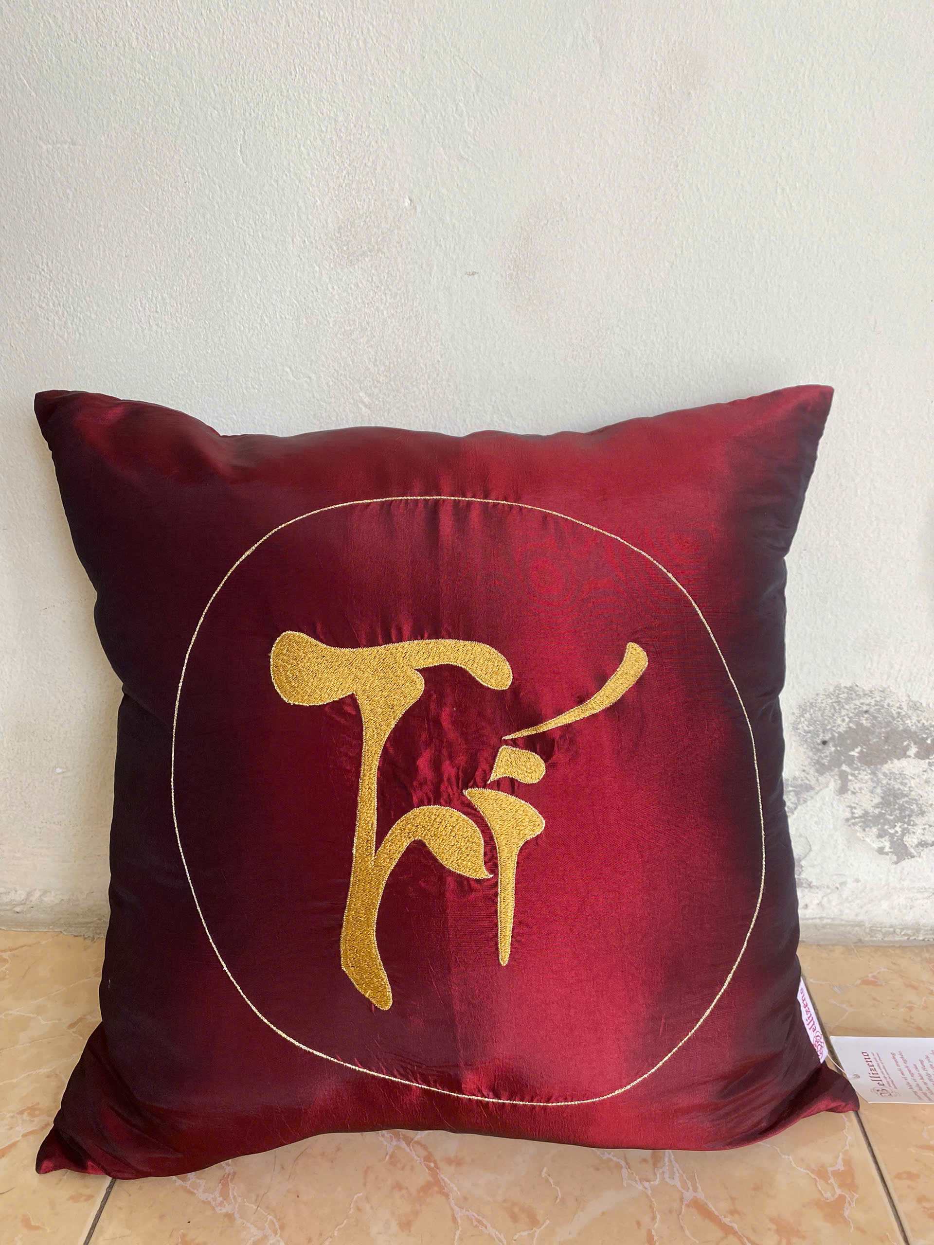 Gối sofa thêu chữ Trí  - đỏ mận